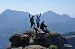 Com o Álvaro e o Valentín no alto da Pedra da Gavea, no Rio de Janeiro. Ao fundo, o Maciço da Tijuca